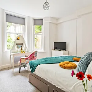  Apartment The Bank - Flat 1, Cosy, Bournemouth, Sleeps 4, 7 Min From The Beach, Pet Friendly, Parking, Wifi, Kitchen,washer,private Exit